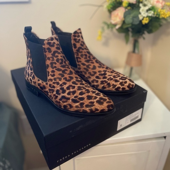 Freda Salvador Sleek Chelsea Ankle Boot - Cheetah Size 7 - Picture 2 of 9